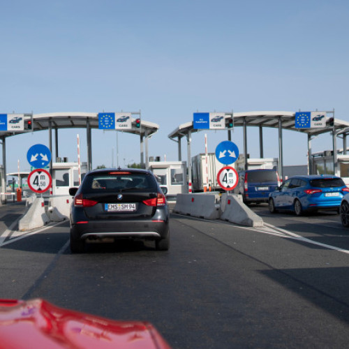 Guvernul a aprobat deschiderea unui nou punct de trecere a frontierei între România și Ungaria, în scopul fluidizării traficului în zonă și pentru facilitarea călătoriilor internaționale de persoane și mărfuri. Data deschiderii va fi stabilită prin consens diplomatic, după îndeplinirea condițiilor de personal, tehnică și infrastructură necesare. Actul normativ prevede și transferul unui sector de drum județean către Ministerul Transporturilor și Infrastructurii.