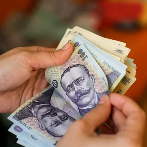 Tânăra prinsă după ce a furat banii părinților și i-a înlocuit cu bancnote false!