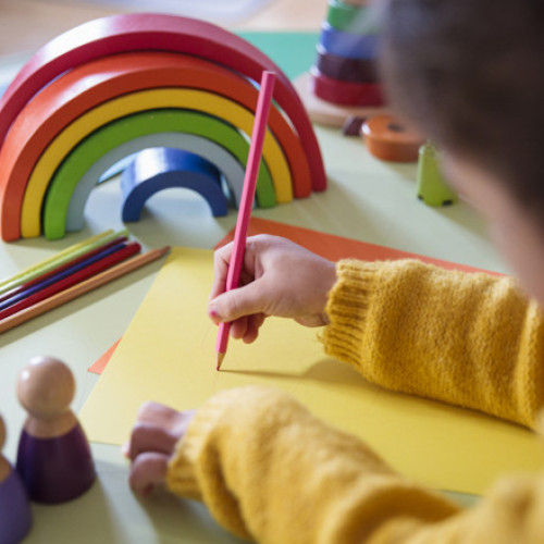 Îngrijitoare lovită în față de mama unei fetițe la o grădiniță din Cugir