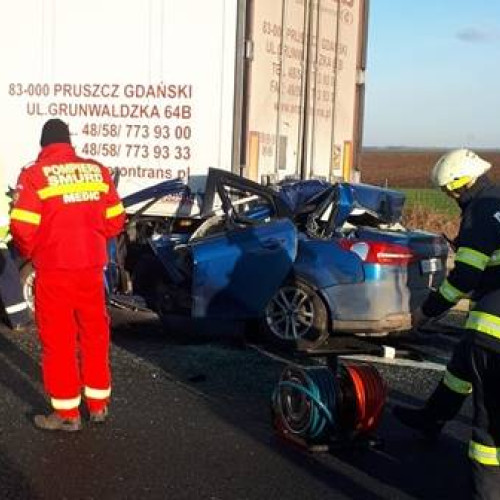 Accident violent în Valea Ursului, Bascov: Mașina, TIR-ul și autoutilitara, implicate în coliziune! Intervenție de urgență în curs!