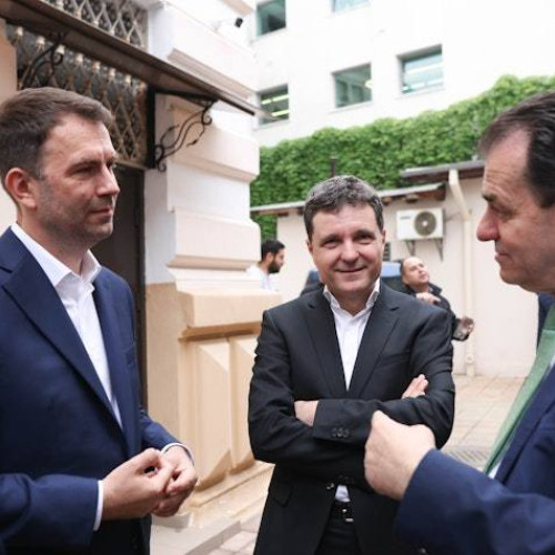 Nicușor Dan depune candidatura la Primăria Capitalei împreună cu susţinătorii de dreapta şi de stânga