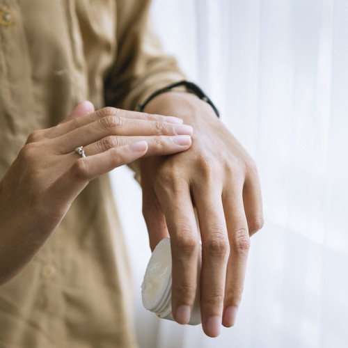 Titlu NouSfaturi pentru o piele sănătoasă: Importanța unei rutine adecvate de îngrijire și un stil de viață echilibrat pentru obținerea pielii catifelate