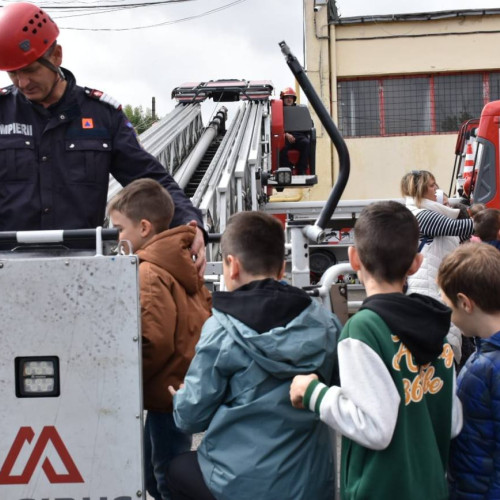 Elevi din Școala "Radu cel Mare" din Târgoviște vizitează Detașamentul de Pompieri Târgoviște în cadrul săptămânii verzi