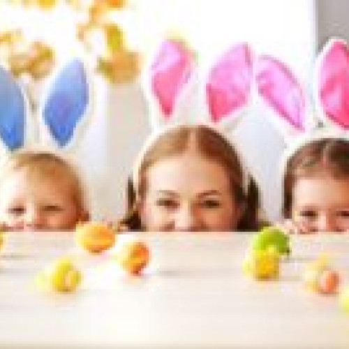 Vacanţă de Paşte 2024 pentru elevii din România! Elevii vor fi liberi începând de vineri, 27 aprilie. În şcoli se reiau cursurile pe 8 mai, după vacanţa de primăvară de 11 zile. Calendarul Ministerului Educaţiei a fost aprobat. Următorul an şcolar se încheie pe 21 iunie 2024, iar elevii vor intra în vacanţa de vară pe 21 iunie. Clasele a XII-a şi a XIII-a au un an şcolar mai scurt care se încheie pe 7 iunie, în timp ce clasa a VIII-a se va încheia pe 14 iunie. Anul şcolar pentru clasele tehnologice şi profesionale se încheie pe