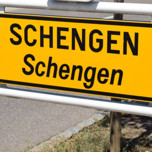 Românii cred că țara noastră merită să intre total în Schengen, dar că unele state blochează aderarea din motive economice (sondaj)