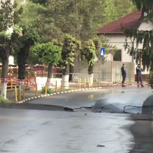 Video Alertă în Slănic Prahova din cauza străzii care s-a surpat. Craterul s-ar fi extins peste noapte: „Ne trezim că ne înghite pământul”