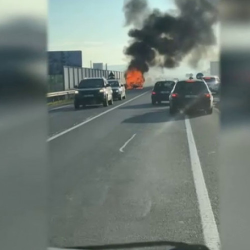 Un autoturism a ars în timp ce circula pe șoseaua de centură a Clujului. Șoferul a scăpat teafăr din mașină, însă două panouri fonice au fost avariate. Se crede că incendiul a pornit din instalația electrică. Echipajele de pompieri au intervenit de urgență.