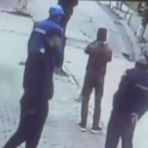 Stradă din Slănic Prahova se surpă brusc, imagini uimitor surprinse. Alertă maximă în zonă, pericol major pentru locuitori.