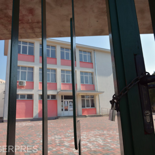 Elevii ies în vacanţă din astăzi, după finalizarea cursurilor. În şcoli se vor întoarce miercuri, 8 mai, conform calendarului aprobat de Ministerul Educaţiei. Vara se va încheia pe 21 iunie, odată cu terminarea cursurilor. Anul şcolar se va încheia mai devreme pentru clasele a XII-a zi, a XIII-a seral şi frecvenţă redusă, iar pentru clasa a VIII-a pe 14 iunie.