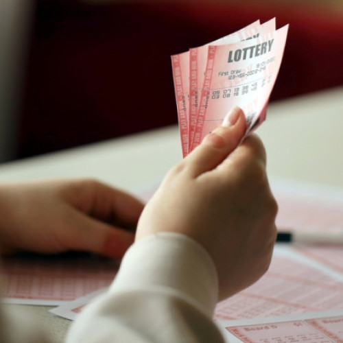 Femeia din SUA a devenit milionară după ce a găsit un bilet de loterie uitat