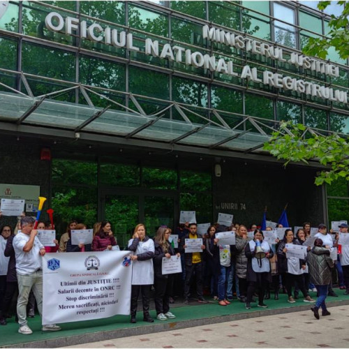 Angajații ONRC pichetează Ministerul Justiției în semn de protest. Sindicaliștii amenință cu greva generală