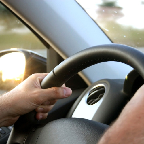 Tinerii ar putea avea permisul auto de la 17 ani