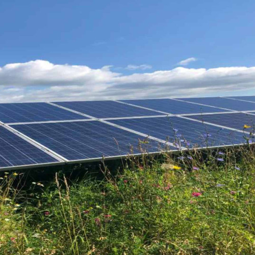 Alba Iulia: Investiția în energia regenerabilă reduce consumul și emisiile. Reducere de CO2 și eficiență energetică în clădirile publice prin proiectul Parc fotovoltaic și surse de energie regenerabilă