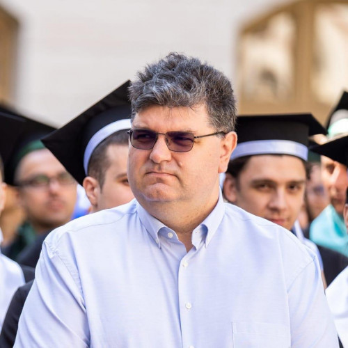 Universitatea „Dunărea de Jos” din Galați are un nou rector, Marian Barbu, ales în urma votului din 25 aprilie. Acesta l-a învins clar pe contracandidatul său, Cătălin Fetecău, obținând 463 de voturi dintr-un total de 660 de participanți la urne. Rezultatul final va fi validat de către Ministerul Educației la începutul lunii mai.