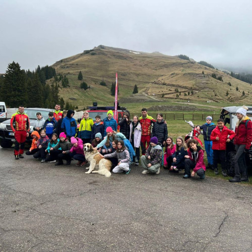 Elevi din Dâmbovița învață despre siguranța pe munte cu ajutorul Salvamont Dâmbovița