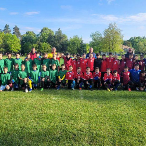 Județul Dâmbovița trimite o echipă record la Etapa Finală a Juniorilor U11, U12 și U13 în luna iunie: 11 copii legitimați la cluburile locale vor participa în tabăra de vară de la Govora, după ce au trecut cu succes de selecțiile județene și regionale. Printre aceștia se numără Andrei Răduță, Marius Dan, și Gabriel Iana de la Luceafărul Târgoviște, Andreas Ilie de la Phoenix Târgoviște, și Rareș Mircea de la Flacăra Moreni.