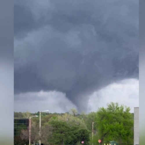 Tornade puternice au lovit SUA, mai multe avioane distruse și case fără acoperișuri