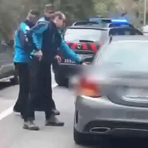 Urmărire în trafic în staţiunea Lacu Roşu, Harghita: Jandarmii au oprit un bărbat de 38 de ani care a apelat la 112 pentru ajutor, după ce a fost împiedicat să plece de două persoane