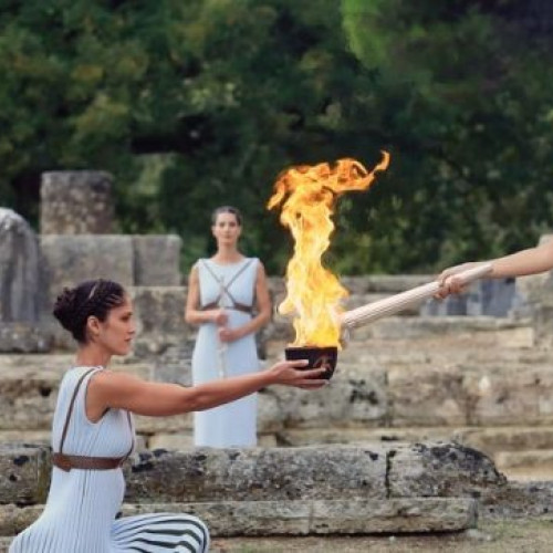 JO 2024: Flacăra Olimpică Livrată Oficialului Franţa de la Grecia la Paris