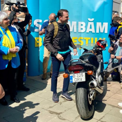 Sebastian Burduja, candidatul PNL pentru Primăria Capitalei, a depus candidatura la BEC pe motocicletă