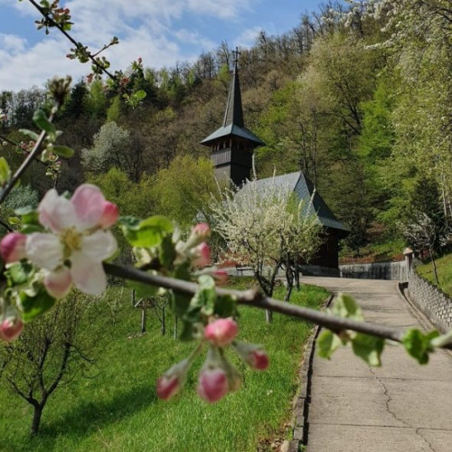 Rugăciuni în Săptămâna Mare la Mănăstirea "Sfânta Maria" din Baia Mare: Programul oficiilor de slujbe pentru perioada Paștelui