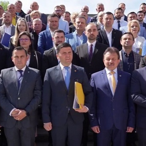 Candidatura oficială depusă de Adrian Cozma pentru președinția Consiliului Județean, însoțit de o echipă formată din primari și membri de partid