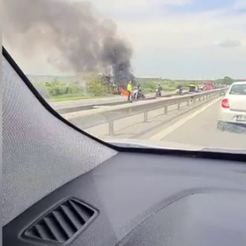 Un autoturism în flăcări pe A1, cauza posibilă - scurtcircuit