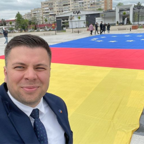 Caravana Tineretului Libera al Uniunea Europeana, ajuns la Bacau, desfasurare a steagului mare, sublinia apartenenta constructia europeana. TNL Bacau prezinta importanta conectarii comunitatilor cu valorile europene prin proiectul caravana "Europa pentru fiecare locatie".