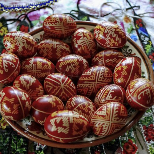 Locuri ocupate în pensiunile din Maramureș de Paști
Proprietarii de pensiuni au venit cu oferte atractive încă de acum câteva luni
Satul Breb, preferat de turiști pentru tradiție și frumusețe
Locuri tradiționale din lemn, cu farmecul timpului de altădată
Parcă timpul s-a oprit, facând acest loc unul unic
Perioada frumoasă de Paște, așteptată cu mare dor și drag
Pensiunile rezervate cu mult timp înainte, încă din luna noiembrie
Asteptările ridicate și pregătirile intensive pentru activități
Târg în sat organizat de proprietari, cu meșteri populari și produse unic