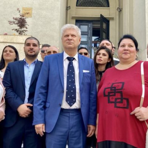 Dan Tudorache își depune candidatura pentru Primăria Sectorului 1. Fostul edil susține că obiectivul său este câștigarea alegerilor și nu se teme de posibile pierderi. "2020 ne-a amintit că trebuie să ne întoarcem la normal, iar cetățenii Sectorului 1 cred că eu sunt simbolul normalității", afirmă Tudorache.