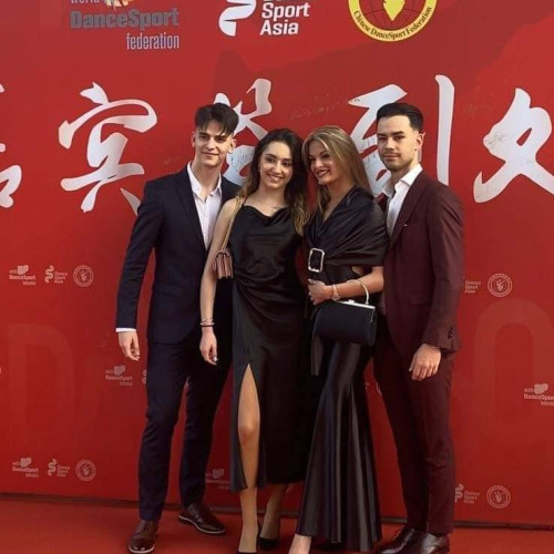 România participă la Campionatul Mondial de Dans Sportiv sub 21 de ani. Campionatul are loc la Wuhan, în China, în acest weekend. Perechile campioane și vicecampioni din peste 50 de țări sunt prezente, printre care și perechile din România. România este reprezentată de campionii europeni Butnaru Luca Teodor și Bidica Julia Denisa de la clubul Pas In Doi București și de vicecampionii europeni Clit Serban Constantin și Aurora Gioncada de la Clubul Sportiv Dinamo București. Aceștia speră să repete succesul de la Europene, unde s-au încununat cu titlurile în luna martie a acestui an.