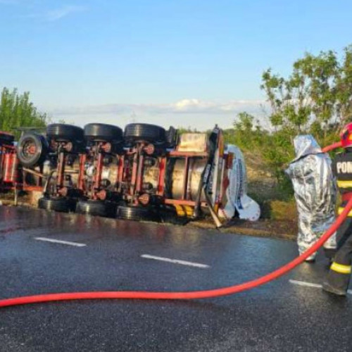 Cisterna cu etanol s-a răsturnat în Mărășești: șoferul a murit, trafic închis la DN2