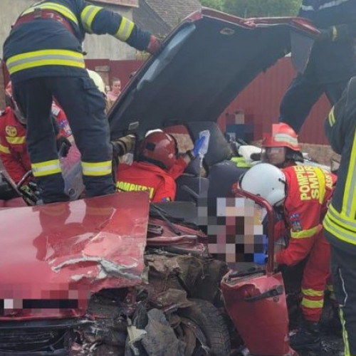 Impact violent pe DN 13 în Mureș: trei răniți, două mașini s-au ciocnit frontal. Elicopterul SMURD a intervenit.