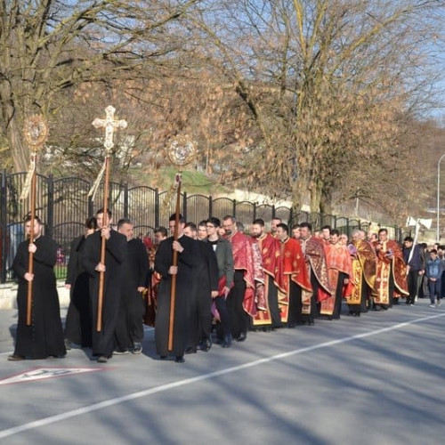 Organizarea Căii Crucii în Blaj de către Biserica Greco-Catolică în cadrul Săptămânii Mari. Traseul proceiunii și oprirea în cele 15 stațiuni.
