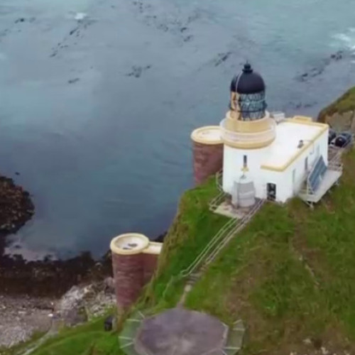 O insulă privată în largul coastei Scoției, scoasă la vânzare pentru 3 milioane de dolari. Accesul se face cu barca sau elicopterul.