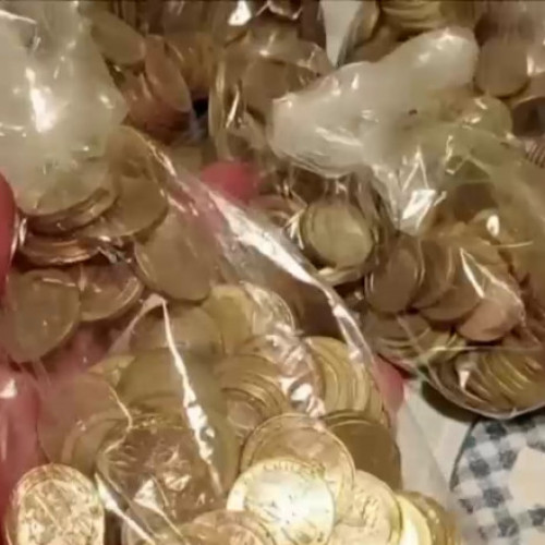 Un Bărbat Găsește Monede pe Jos și Își Cumpără un Televizor Nou. A Folosit Un Detector de Metale timp de 7 Zile!