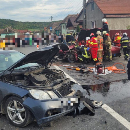 Accident grav în Județul Mureș: Două autoturisme implicate într-un incident rutier la Chendu. Un bărbat rănit grav, echipajul SMURD a intervenit.