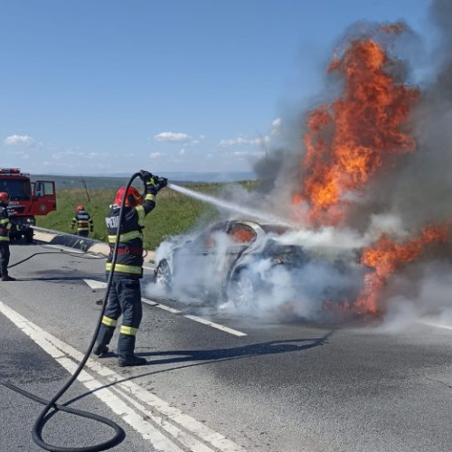 Mașină distrusă de incendiu pe centura Sucevei! Pompierii s-au luptat să stingă flăcările.