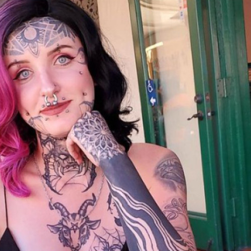 O femeie s-a plâns pe TikTok că nu a fost angajată din cauza tatuajelor. Postarea s-a viralizat și a devenit subiect de dezbatere