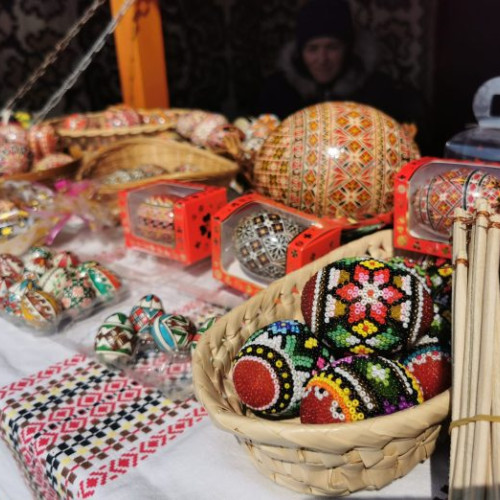 S-a deschis Târgul de Paști în Suceava, Gheorghe Flutur invită turiștii în Bucovina VIDEO: Artizanii populari vor îmbrăca municipiul cu frumusețe și tradiții de Înviere, în perioada 25 aprilie - 2 mai 2024, la Esplanada Casei de Cultură a Sindicatelor. Eveniment organizat de Consiliul Județean Suceava și Primăria Municipiului Suceava, cu sprijinul Centrului Cultural "Bucovina". Toți sunt așteptați să descopere meșteșugurile populare: ouă închistrite, prelucrarea lemnului, olăritul și altele. Scopul târgului este promovarea