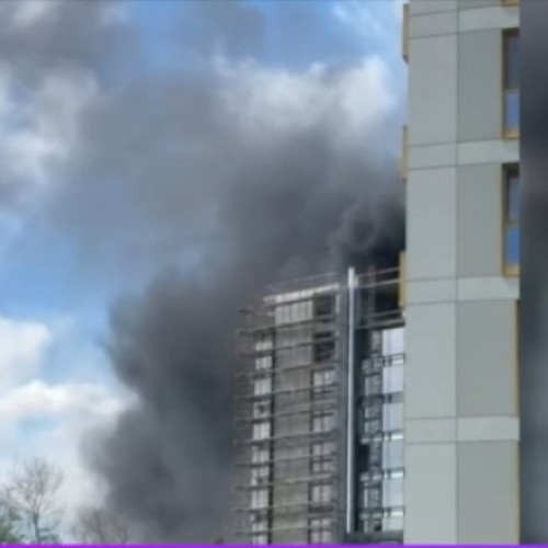 Puternic incendiu la fațada unui bloc în construcție din București. Fumul gros vizibil pe kilometri.