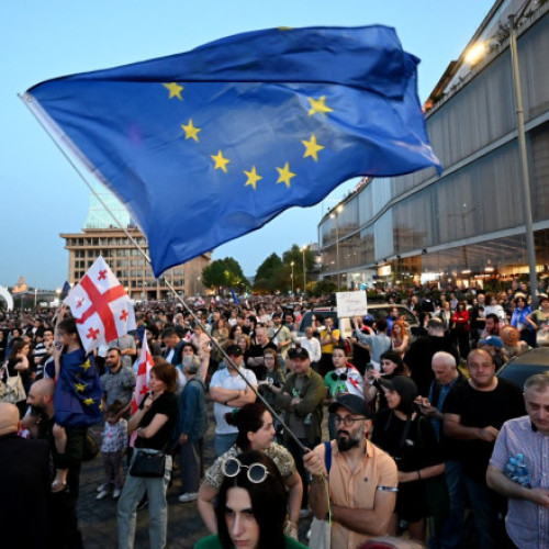 Mii de georgieni au manifestat în Tbilisi împotriva legii "influenței străine". Steaguri europene și georgiene agitate în Marșul pentru Europa.