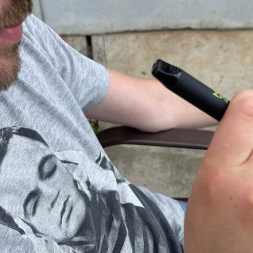 Accize mai mari pentru țigările electronice - Noile schimbări fiscale propuse de Guvern pentru oprirea consumului de către tineri