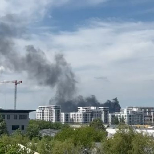 Alertă de incendiu în zona de nord a Bucureștiului! Foc puternic într-o clădire în construcție, oamenii au fost evacuați și a fost emis un mesaj Ro-Alert!