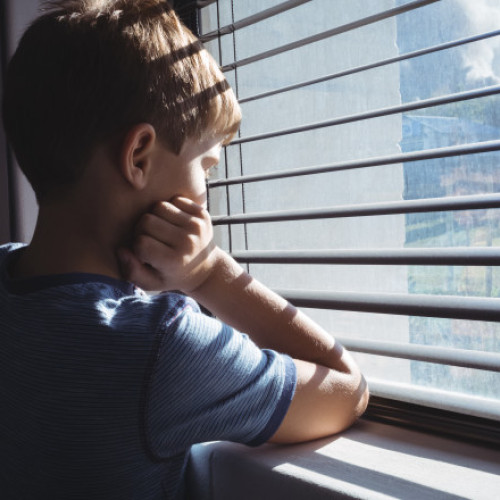 Băiețelul din Gorj, vândut în Germania, reapare în țară alături de un psiholog și echipa DGASPC.