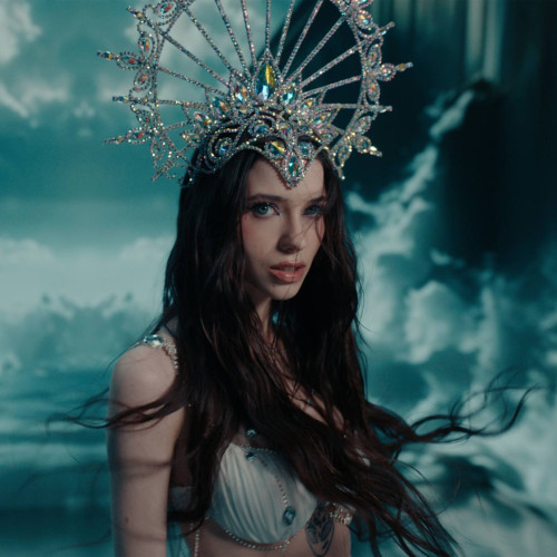 Roxen revine cu o noua piesa plina de emotie - "Sărută-mă" - despre puterea iubirii si dorinta de a continua o relatie pasionala in ciuda obstacolelor. Piesa a fost lansata cu un videoclip captivant, iar Roxen isi demonstreaza inca o data versatilitatea artistica si talentul vocal. Asculta cea mai recenta productie muzicala semnata de Roxen, care a cucerit inima fanilor atat in tara, cat si international!