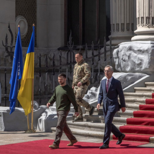 Șeful NATO, vizită neanunțată în Kiev: Livrările de arme către Ucraina vor crește