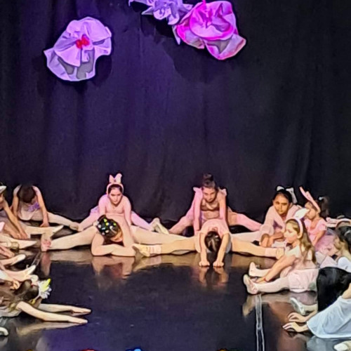 Spectacolul inedit "Flori de Florii" a impresionat publicul la Centrul Cultural din Pucioasa, sub îndrumarea talentatelor tineri cursanți.