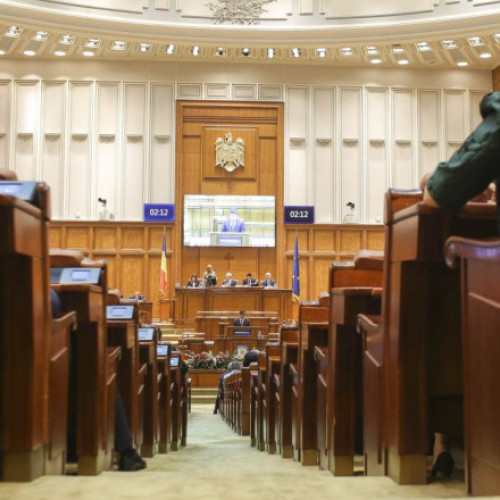 Camera Deputaţilor a suspendat şedinţa de luni, după ce un deputat a blocat tribuna sălii de plen