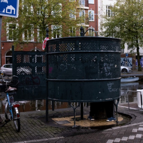 „Egalitate la urinare”. După ani de luptă, femeile din Amsterdam au obținut toalete publice și pentru ele